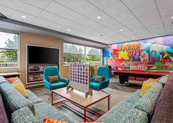 Tru By Hilton Kansas City Airport hotel thumbnail 3