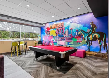 Tru By Hilton Kansas City Airport hotel thumbnail 4