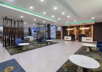 La Quinta Inn & Suites By Wyndham San Antonio At The Rim hotel thumbnail 2