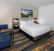 La Quinta Inn & Suites By Wyndham San Antonio At The Rim hotel detail image 4