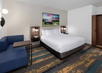 La Quinta Inn & Suites By Wyndham San Antonio At The Rim hotel thumbnail 4