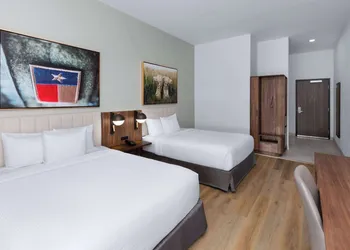 La Quinta Inn & Suites By Wyndham San Antonio At The Rim hotel thumbnail 6