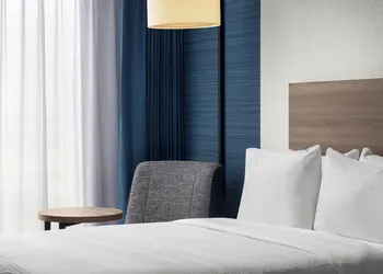 Holiday Inn Express Montreal Airport - St-Laurent by IHG hotel thumbnail 4