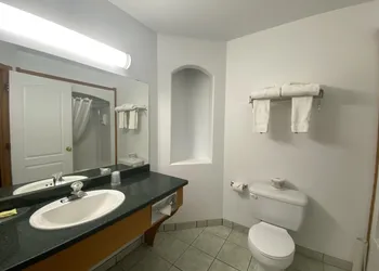 Baymont by Wyndham Hinton hotel thumbnail 4