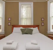 Mansion with Tiny Home Bumblebee Comfort hotel detail image 3