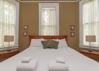 Mansion with Tiny Home Bumblebee Comfort hotel thumbnail 3