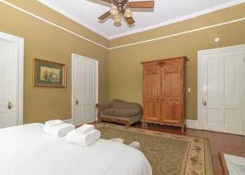 Mansion with Tiny Home Bumblebee Comfort hotel thumbnail 4