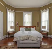 Mansion with Tiny Home Bumblebee Comfort hotel detail image 5