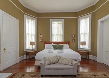 Mansion with Tiny Home Bumblebee Comfort hotel thumbnail 5