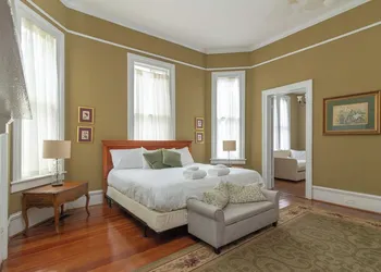 Mansion with Tiny Home Bumblebee Comfort hotel thumbnail 6