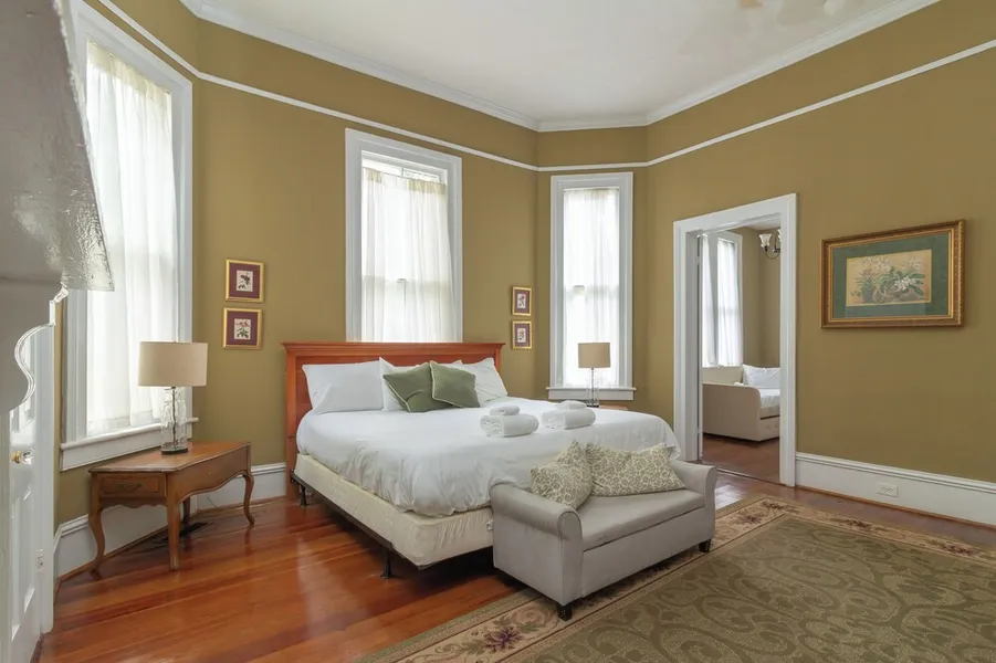Mansion with Tiny Home Bumblebee Comfort hotel detail image 6