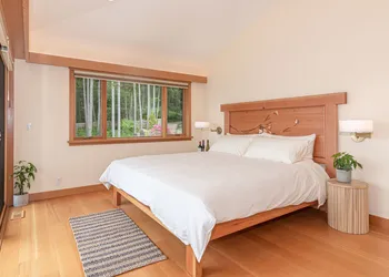 Lightwater Cove hotel thumbnail 2