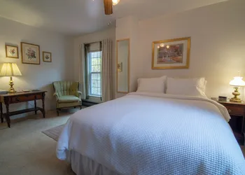 Moore House Inn & Cabins hotel thumbnail 2
