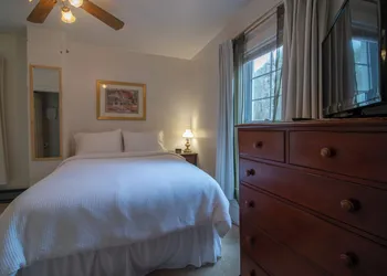 Moore House Inn & Cabins hotel thumbnail 3