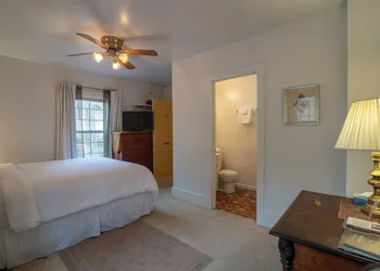 Moore House Inn & Cabins hotel thumbnail 4