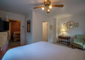 Moore House Inn & Cabins hotel thumbnail 5