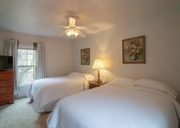Moore House Inn & Cabins hotel thumbnail 6