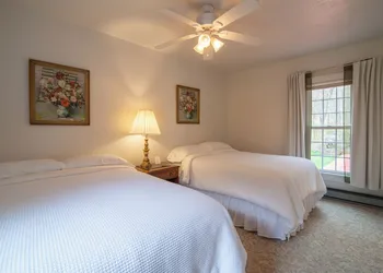 Moore House Inn & Cabins hotel thumbnail 7
