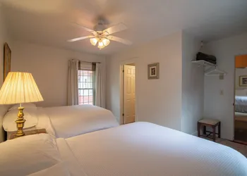 Moore House Inn & Cabins hotel thumbnail 8