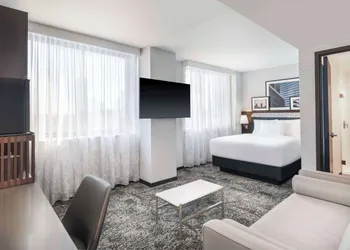 DoubleTree by Hilton Long Island City, NY hotel thumbnail 4