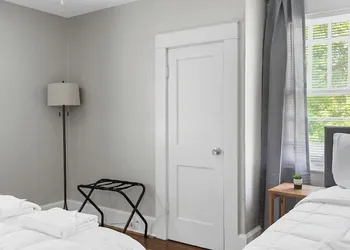 Renovated Central Park Chic hotel thumbnail 8