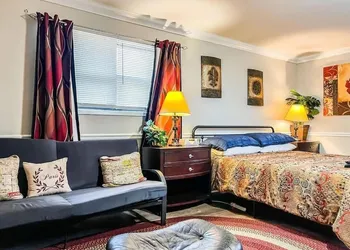 The Gleaming Gemstone on Gilmore hotel thumbnail 4