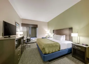 Quality Inn & Suites Ardmore hotel thumbnail 8