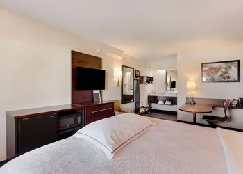 Super 8 by Wyndham Deerfield/Northbrook hotel thumbnail 2