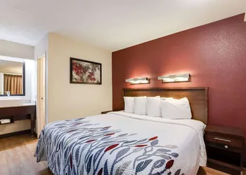 Super 8 by Wyndham Deerfield/Northbrook hotel thumbnail 4