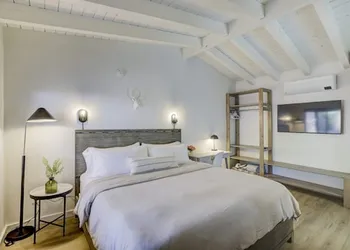 South Lake Chalet hotel thumbnail 5