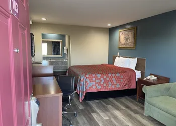 Deluxe Inn hotel thumbnail 2
