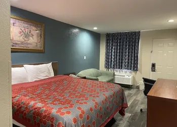 Deluxe Inn hotel thumbnail 3