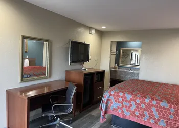 Deluxe Inn hotel thumbnail 4