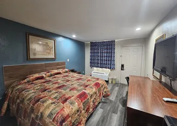Deluxe Inn hotel thumbnail 5