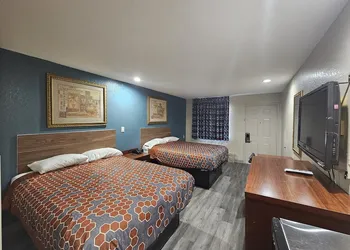 Deluxe Inn hotel thumbnail 6