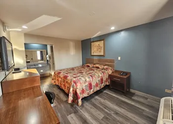 Deluxe Inn hotel thumbnail 7