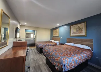 Deluxe Inn hotel thumbnail 8