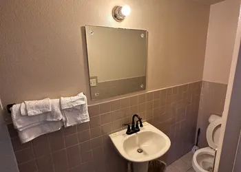 Crestview Motel Inc hotel thumbnail 6
