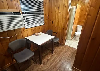 Country Cabin Motel hotel thumbnail 3