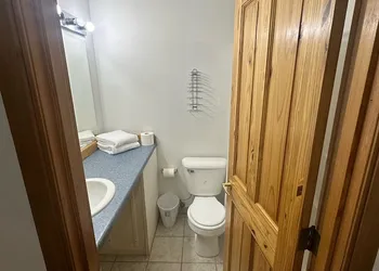 Country Cabin Motel hotel thumbnail 5