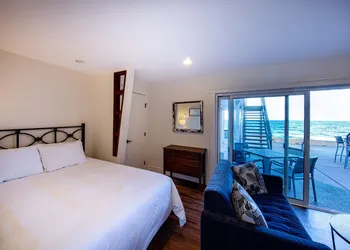 Qualicum Beach Ocean Suites hotel thumbnail 4