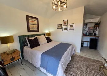 Roots Retreat hotel thumbnail 2