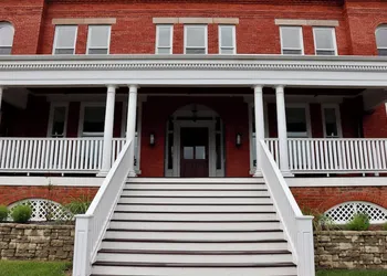 Historic Red Rooster Inn hotel thumbnail 7