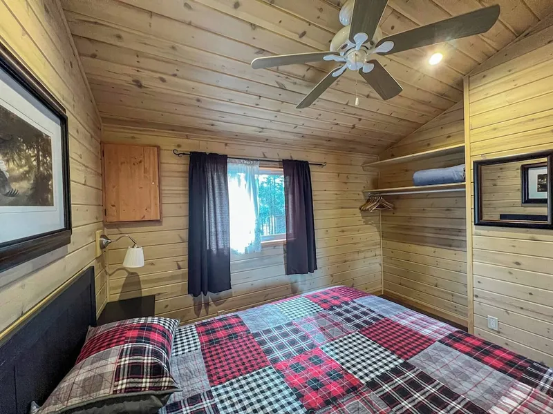 Ahmic Lake Resort's Black Bear Cottage hotel detail image 2