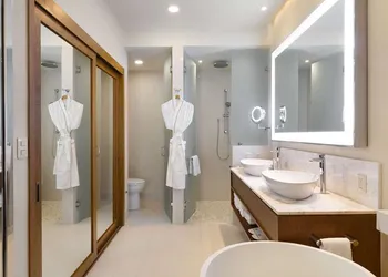 Villa La Valencia hotel thumbnail 2