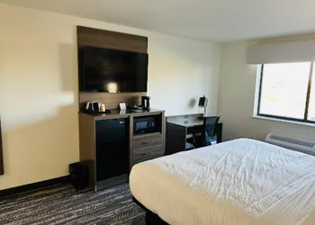 Clarion Pointe Milwaukee Airport hotel thumbnail 8