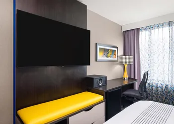 GLō Best Western Bronx NYC hotel thumbnail 6