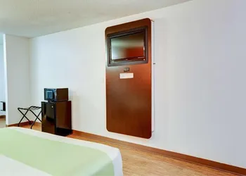 Executive Inn & Suites hotel thumbnail 3