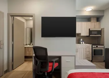 Ramada by Wyndham West Edmonton Hotel & Suites hotel thumbnail 4
