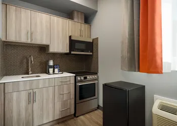 Ramada by Wyndham West Edmonton Hotel & Suites hotel thumbnail 5